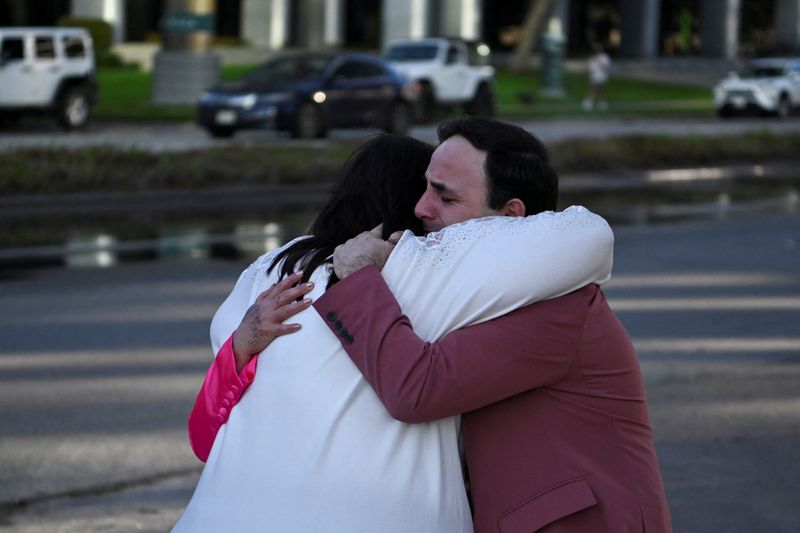 © Reuters. Carlos Gonzalez, a worship singer, hugs a fellow churchgoer after a shooting incident at television evangelist Joel Osteen's Lakewood Church in Houston, Texas, U.S. February 11, 2024.  REUTERS/Callaghan O’Hare