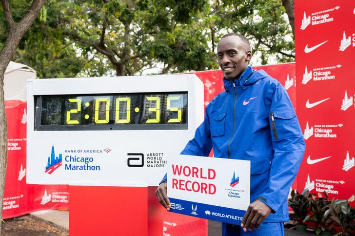&copy; Reuters. Oct 8, 2023
Kelvin Kiptum (KEN) celebra tras marcar el récord mundial de 2:00:35 en el Maratón de Chicago 
Credito obligatorio: Patrick Gorski-USA TODAY Sports