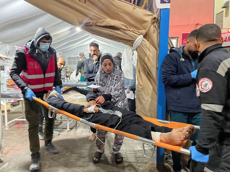 &copy; Reuters. أفراد من طاقم الإسعاف ينقلون مصابا فلسطينيا إلى مستشفى جراء غارات إسرائيلية على رفح جنوبي قطاع غزة في الساعات الأولى من صباح يوم الاثنين . ت