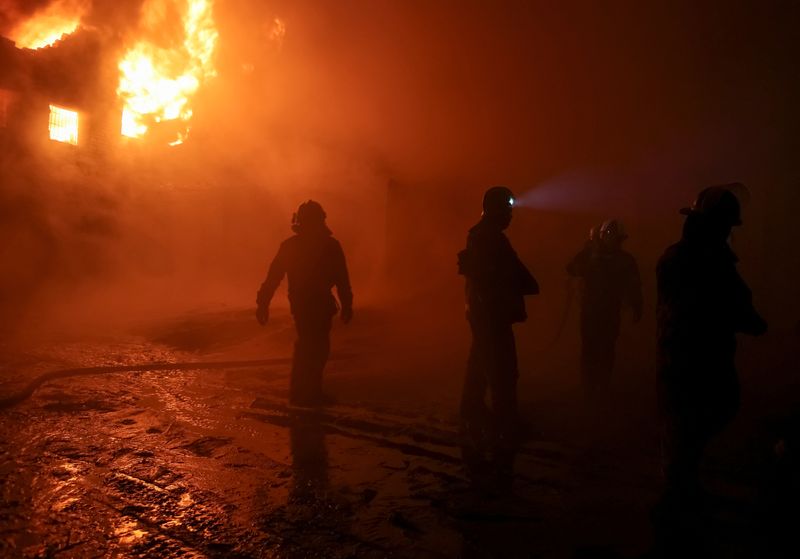 &copy; Reuters. رجال الإطفاء يحاولون إخماد النيران جراء ضربات شنتها روسيا على مدينة خاركيف بأوكرانيا باستخدام طائرات مسيرة في العاشر من فبراير شباط 2024 . تص