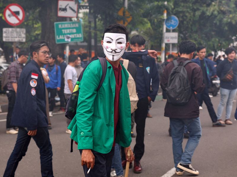 &copy; Reuters. A university student wears a joker mask during a protest against Indonesia's outgoing President Joko Widodo's perceived interference in the February 14th election, in Jakarta, Indonesia, February 7, 2024. REUTERS/Ajeng Dinar Ulfiana/File Photo