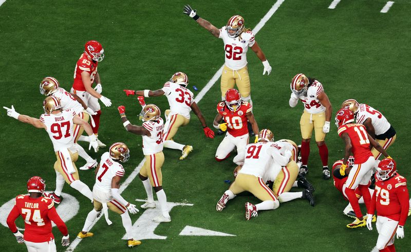 &copy; Reuters. Fútbol americano - NFL - Super Bowl LVIII - Kansas City Chiefs v San Francisco 49ers - Allegiant Stadium, Las Vegas, Nevada, Estados Unidos - 11 de febrero de 2024 - Los jugadores de los San Francisco 49ers celebran después de que Javon Hargrave, de los