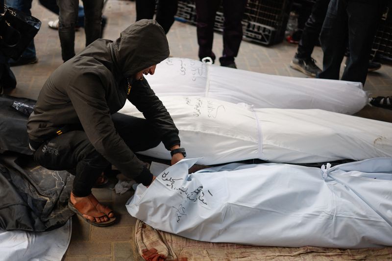 &copy; Reuters. رجل يجثو أمام جثث فلسطينيين قتلوا خلال غارات إسرائيلية، وسط الصراع المستمر بين إسرائيل وحركة حماس الإسلامية الفلسطينية، في مستشفى أبو يوسف