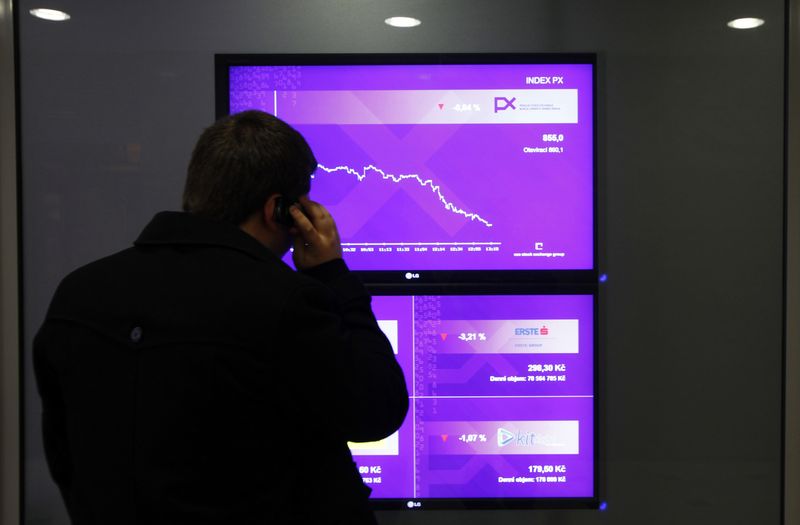 &copy; Reuters. Un homme passe un appel téléphonique en regardant l'écran de l'indice à la Bourse de Prague. /Photo d'archive/REUTERS/David W Cerny