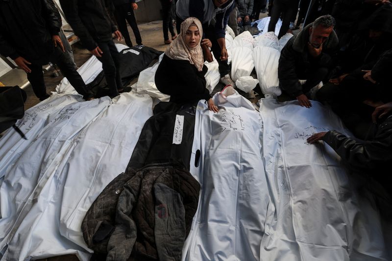 &copy; Reuters. مشيعون بجوار جثث فلسطينيين قتلوا في غارات إسرائيلية في مستشفى أبو يوسف النجار برفح في جنوب قطاع غزة يوم الثامن من فبراير شباط 2024. تصوير: إبرا