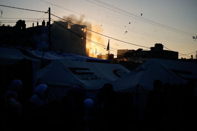 &copy; Reuters. Palestinesi sfollati vicino alle loro tende dopo un attacco israeliano a un'auto, nel corso del conflitto in corso tra Israele e il gruppo islamista palestinese Hamas, a Rafah, nel sud della Striscia di Gaza, 7 febbraio 2024. REUTERS/Mohammed Salem