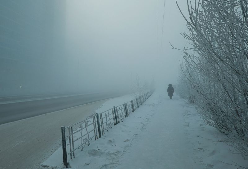 &copy; Reuters. FILE PHOTO: A pedestrian walks along a street on a frosty day in Yakutsk, Russia, December 5, 2023. Temperatures in parts of the Sakha Republic, also known as Yakutia and located in the northeastern part of Siberia, went below minus 50 degrees Celsius (mi