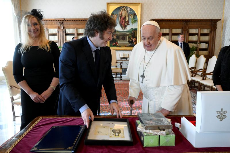 &copy; Reuters. El papa Francisco se reúne con el presidente argentino Javier Milei y su hermana Karina Milei en el Vaticano. 12 de febrero de 2024. Vatican Media/Handout via REUTERS