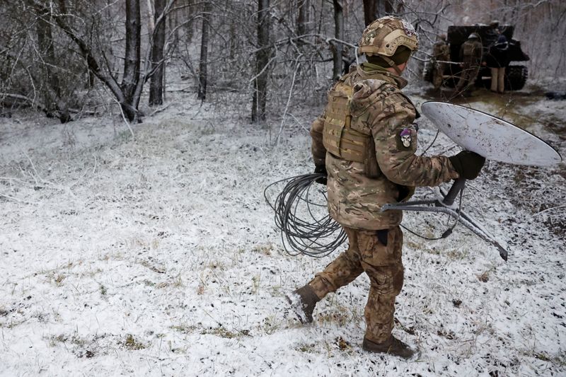 &copy; Reuters. FOTO DE ARCHIVO: Un soldado ucraniano desconecta su Starlink en la línea del frente durante un alto el fuego anunciado por Rusia durante el período de Navidad Ortodoxa, desde la región de Kreminna en el frente, Ucrania. 6 de enero de 2023. REUTERS/Clod
