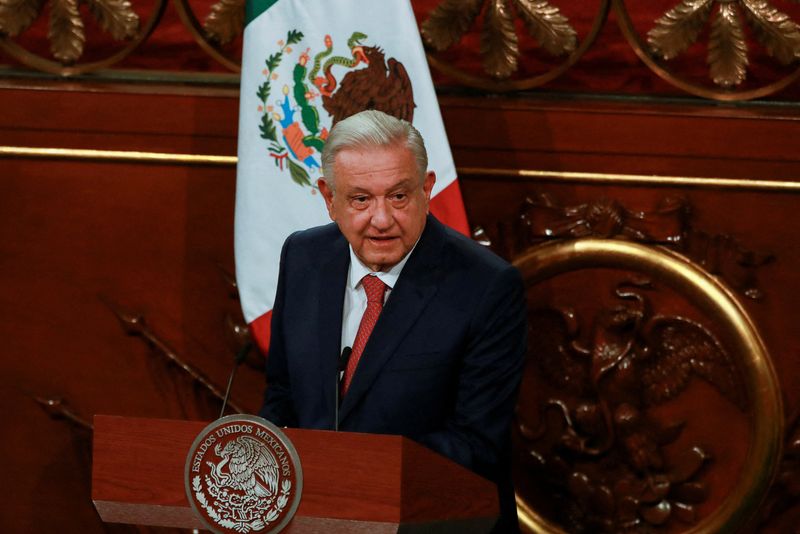 &copy; Reuters. FOTO DE ARCHIVO: El presidente de México, Andrés Manuel López Obrador, da un discurso para presentar un paquete de reformas constitucionales, entre ellas sobre el poder judicial, el sistema electoral, los salarios y las pensiones, en el Palacio Naciona