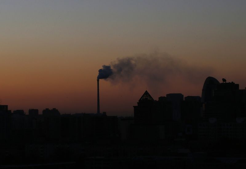 &copy; Reuters. Smoke rises from a chimney of a cogeneration plant in Beijing November 25, 2013.  REUTERS/Kim Kyung-Hoon/File Photo