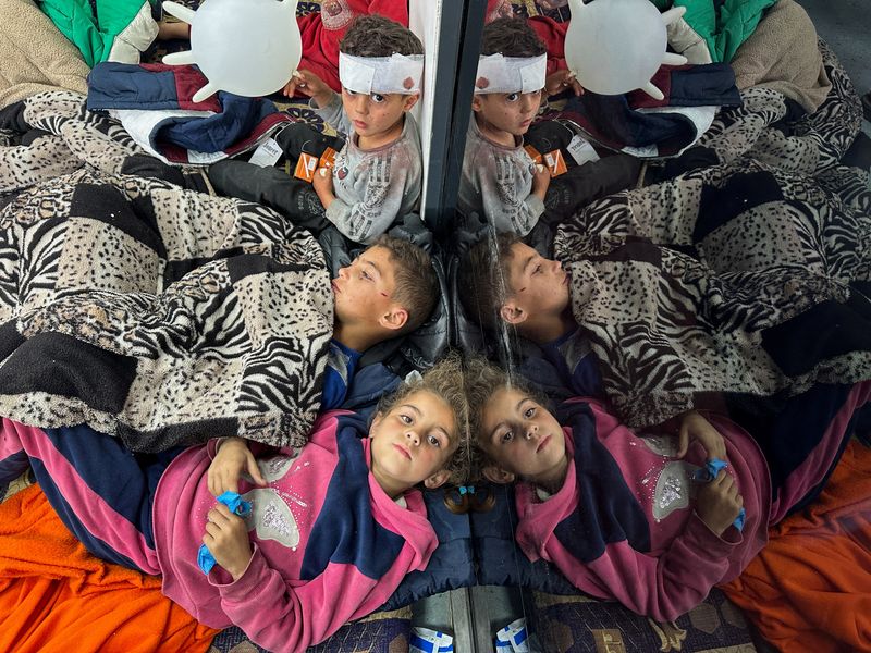 &copy; Reuters. Niños palestinos heridos en un ataque israelí descansando mientras reciben tratamiento en un hospital, en medio del actual conflicto entre Israel y el grupo islamista palestino Hamás, en Ráfah, en el sur de la Franja de Gaza. 12 de febrero de 2024. RE