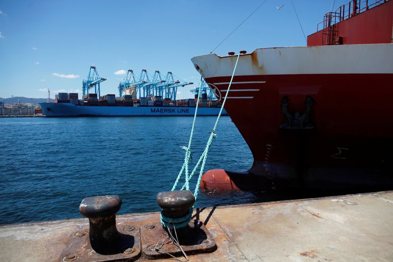 &copy; Reuters. FOTO DE ARCHIVO. Imagen referencial de contenedores en un megabuque de carga en el puerto de Algeciras, España. 31 de mayo de 2018. REUTERS/Jon Nazca