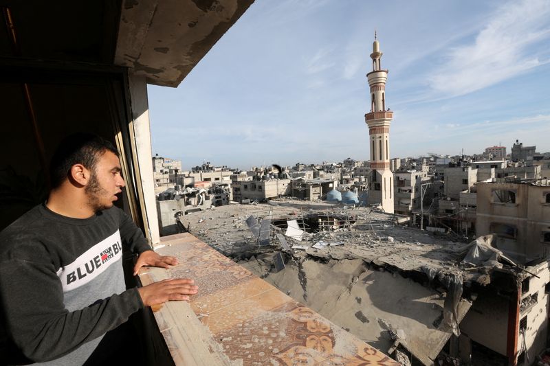 © Reuters. فلسطيني ينظر إلى موقع قصف إسرائيلي استهدف مسجدا في رفح بجنوب قطاع غزة يوم الاثنين. تصوير: إبراهيم أبو مصطفى - رويترز.