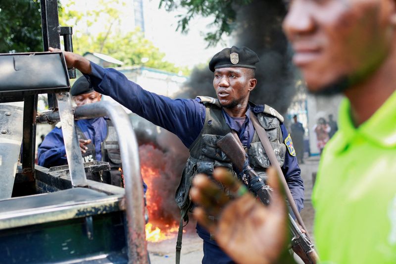 &copy; Reuters. A police officer reacts during a protest near the UN mission in Congo MONUSCO headquarters in downtown Kinshasa, Democratic Republic of Congo February 12, 2024.REUTERS/Justin Makangara
