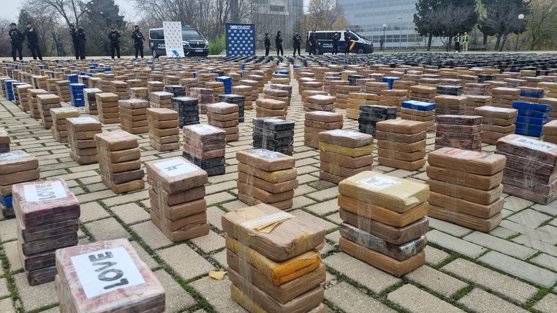 &copy; Reuters. Des policiers se tiennent près de 11 tonnes de cocaïne saisies à Madrid, en Espagne. /Photo prise le 12 décembre 2023/Reuters/Police espagnole