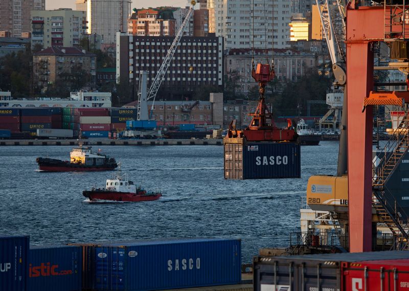 &copy; Reuters. Trois conteneurs d'expédition dans un port de Vladivostok, en Russie. /Photo prise le 16 octobre 2023/REUTERS/Tatiana Meel
