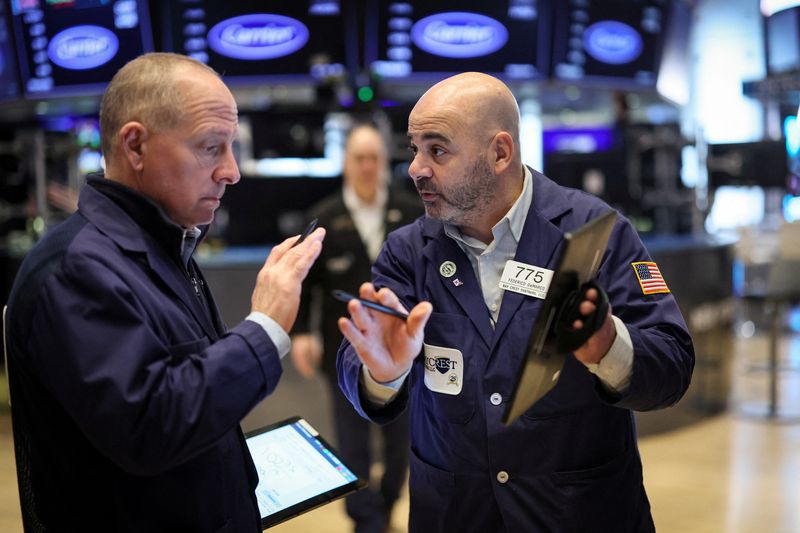 © Reuters. Traders work on the floor at the New York Stock Exchange (NYSE) in New York City, U.S., February 6, 2024.  REUTERS/Brendan McDermid/File Photo