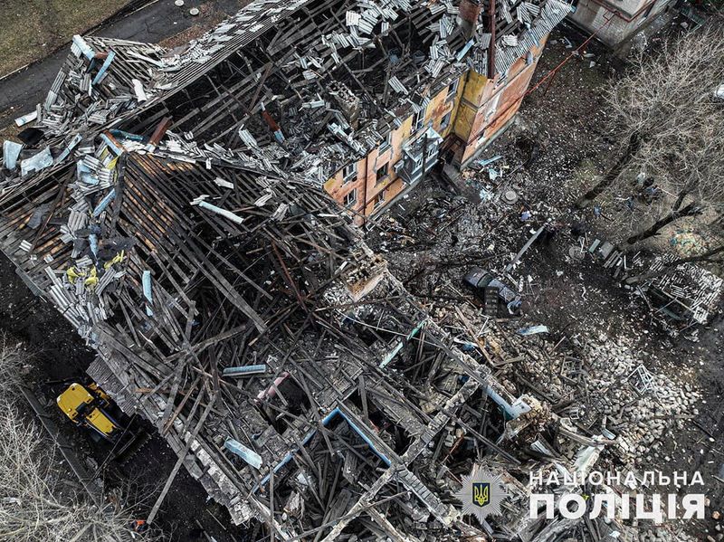 &copy; Reuters. Una vista aérea muestra un edificio fuertemente dañado por un ataque con misiles rusos, en medio del ataque de Rusia contra Ucrania, en la ciudad de Selydove, región de Donetsk, Ucrania, en esta imagen de mano publicada eL 8 de febrero de 2024. Servici