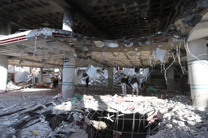 &copy; Reuters. Palestinos inspeccionan el lugar de un ataque israelí contra una mezquita, en Rafah, en el sur de la Franja de Gaza. 12 de febrero de 2024. REUTERS/Ibraheem Abu Mustafa