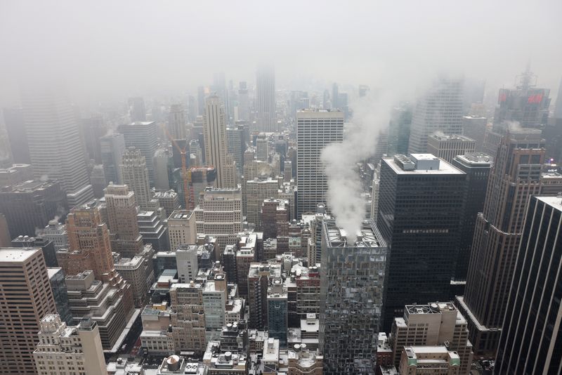 © Reuters. Snow sits on rooftops during the first snowfall in over 700 days in Manhattan, New York City, January 16, 2024. REUTERS/Andrew Kelly/File Photo