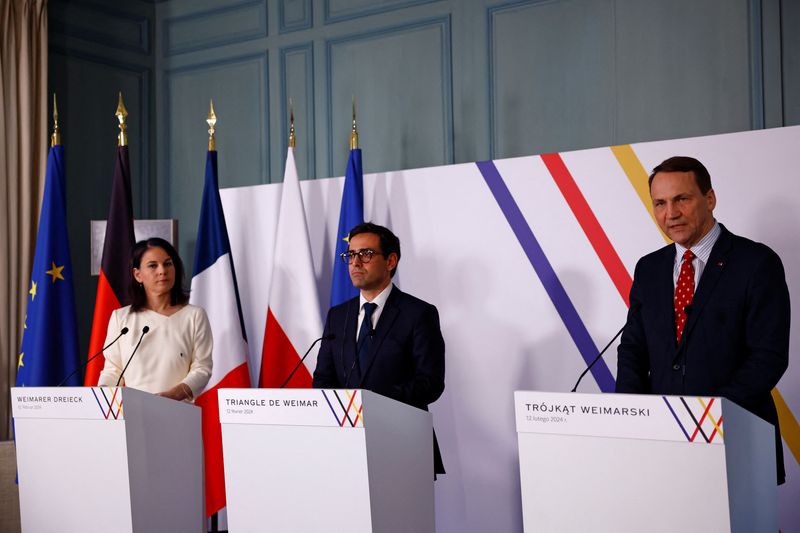 &copy; Reuters. وزيرة الخارجية الألمانية ونظيرها الفرنسي (وسط) ستيفان سيجورن والبولندي خلال مؤتمر صحفي مشترك بعد محادثات في باريس يوم الاثنين في صورة لرويت