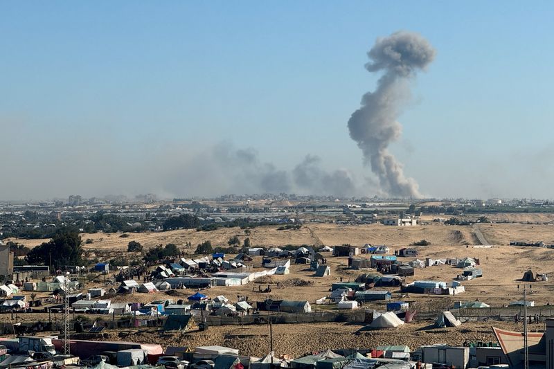 &copy; Reuters. Fumo da un insediamento sulla Striscia di Gaza, in seguito a un bombardamento israeliano. REUTERS/Bassam Masoud