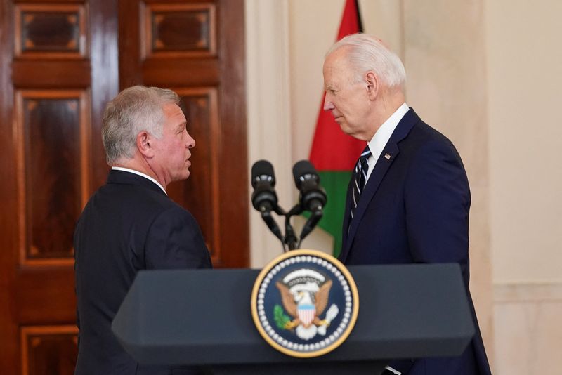 &copy; Reuters. El presidente de EEUU Joe Biden y el rey Abdullah de Jordania asisten a una rueda de prensa, tras su reunión, en la Casa Blanca en Washington, EEUU, el 12 de febrero de 2024.  REUTERS/Kevin Lamarque