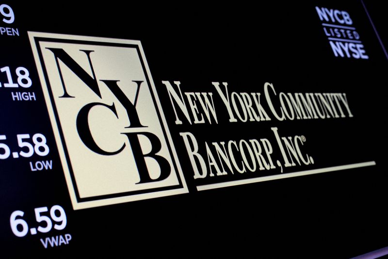 &copy; Reuters.  ２月１２日、 米銀持ち株会社ニューヨーク・コミュニティ・バンコープ（ＮＹＣＢ） の株価は１２日、前週末に続き急伸したが買いが続かず、小幅安で引けた。写真は同銀のロゴ。ニュー