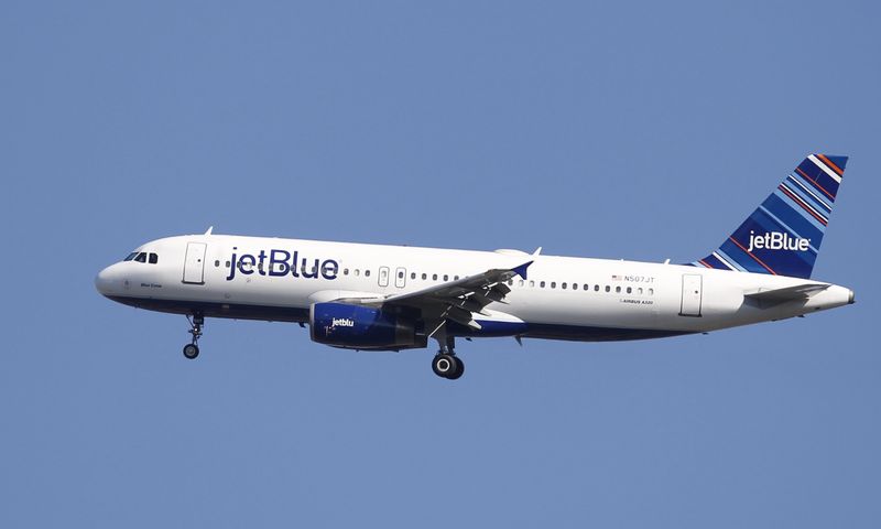 &copy; Reuters. A Jet Blue plane comes in for a landing at LaGuardia airport in New York, August 29, 2012. REUTERS/Lucas Jackson/File Photo