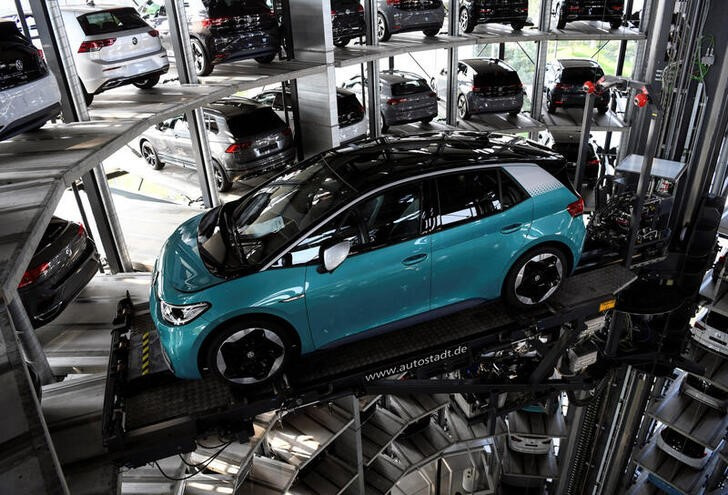 &copy; Reuters. ドイツのハーベック経済相は１２日、電気自動車（ＥＶ）販売について、直線的な伸びでは２０３０年までに国内で１５００万台を普及させる目標は達成できないとの見通しを示した。写真