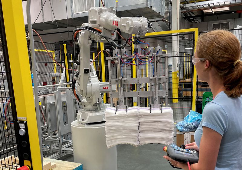 &copy; Reuters. 　２月１２日、自動化システムの業界団体、先端自動化協会（Ａ３）のデータによると、昨年の北米企業によるロボットの導入は前年の３０％減少し、着実に進んでいた労働者に代わるロボ
