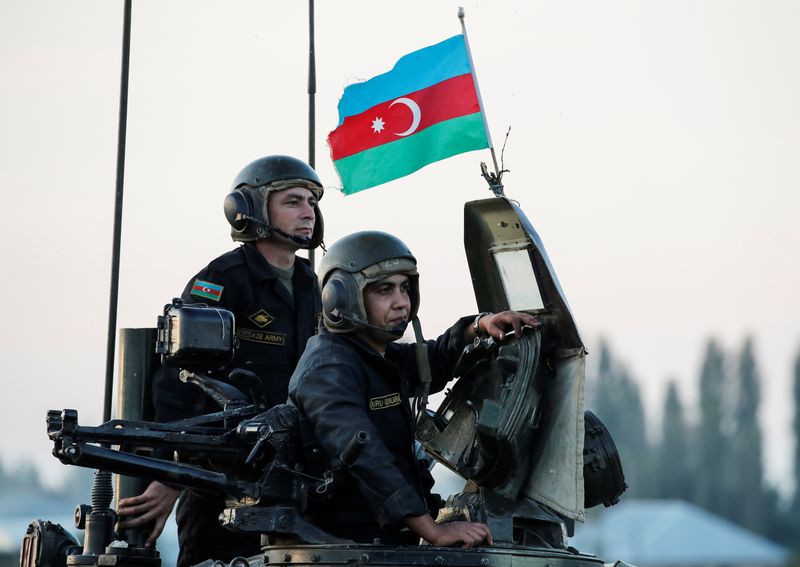 &copy; Reuters. FOTO DE ARCHIVO: Soldados azerbaiyanos observan desde un tanque durante un entrenamiento cerca de la ciudad de Ganja, Azerbaiyán. 23 de octubre de 2020. REUTERS/Umit Bektas
