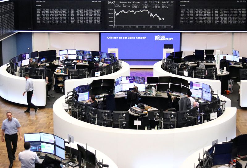 &copy; Reuters. FOTO DE ARCHIVO: El índice de precios de las acciones alemanas DAX gráfico en la bolsa de Fráncfort, Alemania. 2 de febrero de 2024. REUTERS/Staff