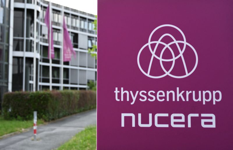 &copy; Reuters. Il logo Thyssenkrupp Nucera presso la sede a Dortmund.   REUTERS/Stephane Nitschke