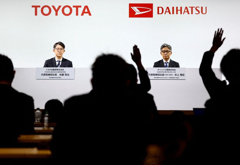 © Reuters. Daihatsu Motor Co.'s next President Masahiro Inoue and Toyota Motor Corp. President Koji Sato attend a joint press conference as reporters raise their hands for questions in Tokyo, Japan February 13, 2024.  REUTERS/Issei Kato