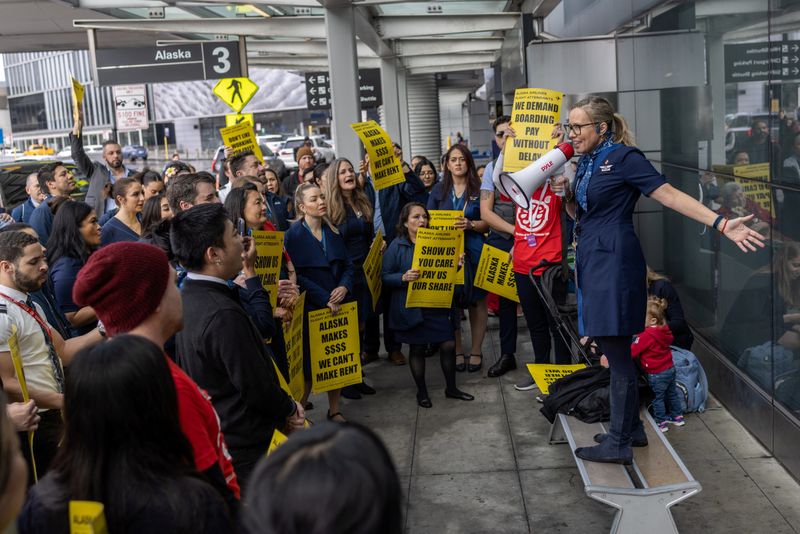 &copy; Reuters. FILE PHOTO: Alaska Airlines flight attendants gather at a picket line protesting for landmark changes in their new contracts, currently under negotiation, at San Francisco International Airport, in San Francisco, California, U.S. December 19, 2023. REUTER