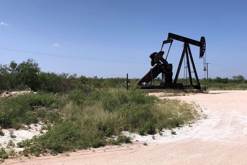&copy; Reuters. FILE PHOTO: A pumpjack is shown outside Midland-Odessa area in the Permian basin in Texas, U.S., July 17, 2018. Image taken July 17, 2018. REUTERS/Liz Hampton/File Photo