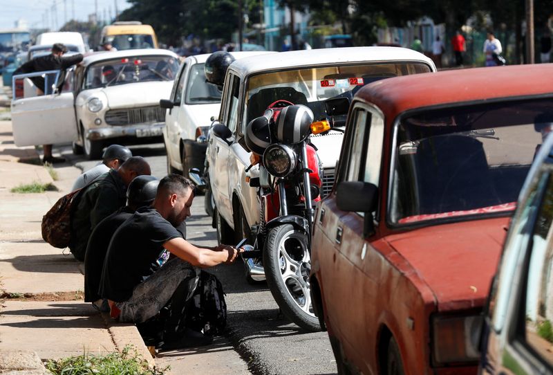 &copy; Reuters. FILE PHOTO: People stand in line with their cars to fill up on fuel after Cuba's government put off a five-fold increase in gasoline prices planned for February 1 due to a cyberattack, according to Economy Vice Minister Mildrey Granadillo, in Havana, Cuba
