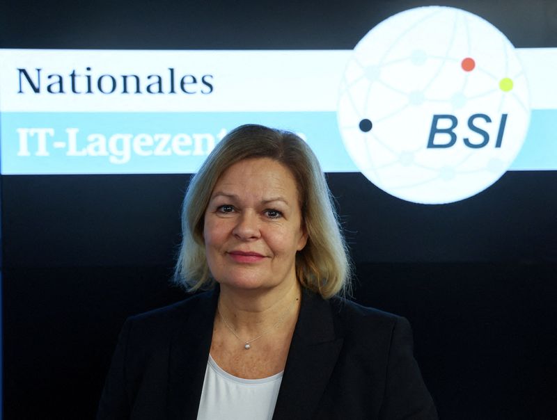 &copy; Reuters. FOTO DE ARCHIVO: La ministra del Interior de Alemania, Nancy Faeser, durante la inauguración oficial del nuevo centro nacional de seguridad informática de Alemania en el organismo federal de ciberdefensa BSI en Bonn, Alemania. 6 de febrero de 2024.  REU