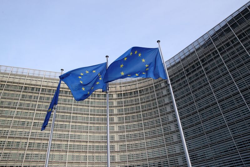&copy; Reuters. Photo d'archives des drapeaux de l'Union européenne qui flottent devant la Commission européenne. /Photo prise le 13 décembre 2023 à Bruxelles, Belgique/REUTERS/Yves Herman