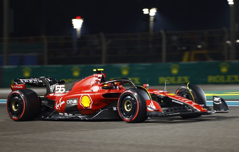 &copy; Reuters. FOTO DE ARCHIVO: El piloto español Carlos Sainz Jr. de Ferrari en acción durante la clasificación del Gran Premio de Abu Dabi de la Fórmula Uno en el Circuito Yas Marina de Abu Dabi, Emiratos Árabes Unidos. 25 de noviembre, 2023. REUTERS/Rula Rouhana