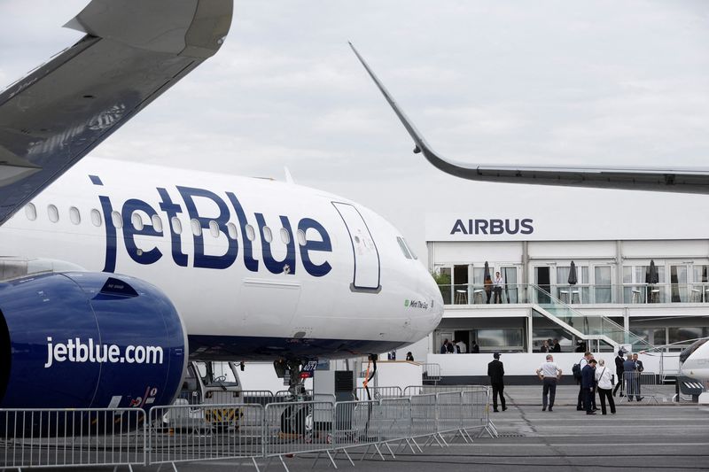 © Reuters. FILE PHOTO: JetBlue Airbus A321LR is displayed at the 54th International Paris Air Show at Le Bourget Airport near Paris, France, June 20, 2023. REUTERS/Benoit Tessier/File Photo