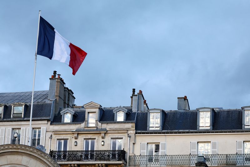 &copy; Reuters. Photo d'un drapeau français qui flotte au-dessus de l'entrée du palais de l'Elysée à Paris. /Photo prise le 13 novembre 2023 à Paris, France/REUTERS/Stephanie Lecocq