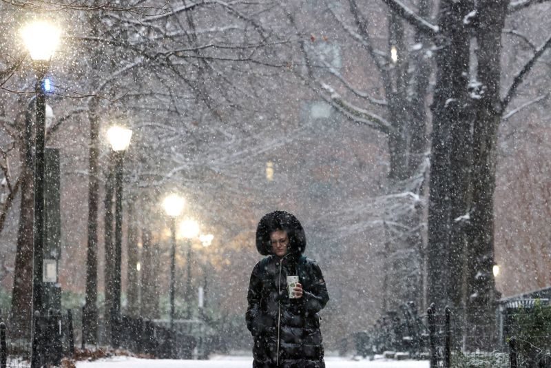 &copy; Reuters. A pedestrian stands as the snow falls during a Nor'easter winter storm in New York City, U.S., February 13, 2024. REUTERS/Andrew Kelly