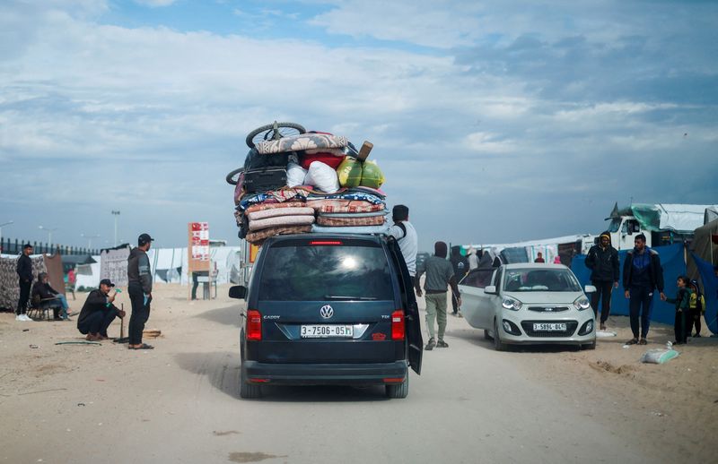 © Reuters. Palestinos abandonan Rafah, por temor a una operación militar israelí, en el sur de la Franja de Gaza, 13 de febrero, 2024. REUTERS/Mohammed Salem