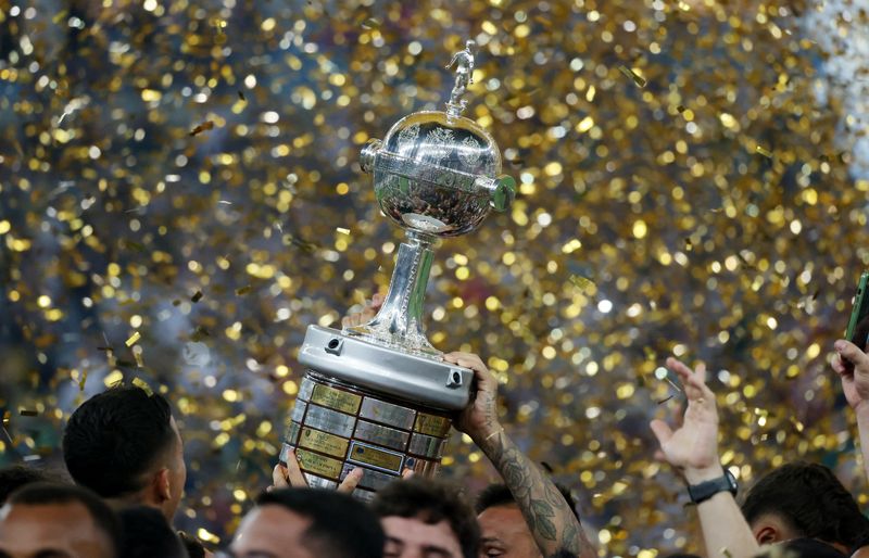 &copy; Reuters. Nov 4, 2023 
Foto de archivo de los jugadores de Fluminense celebran con el trofeo de la Copa Libertadores tras vencer a Boca en la final de Río de Janeiro 
REUTERS/Sergio Moraes 