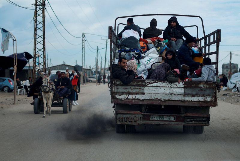 &copy; Reuters. Des Palestiniens quittent Rafah, dans le sud de la bande de Gaza. /Photo prise le 13 février 2024/REUTERS/Mohammed Salem 