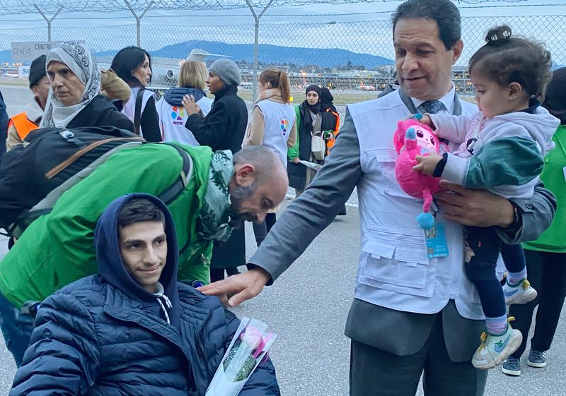 &copy; Reuters. الطبيب السويسري رؤوف السلطي ومقره جنيف يحمل الطفلة زينة (17 شهرا) وإلى جواره يوسف (16 عاما) اللذين أجليا من غزة لتلقي العلاج في سويسرا يوم الاثن