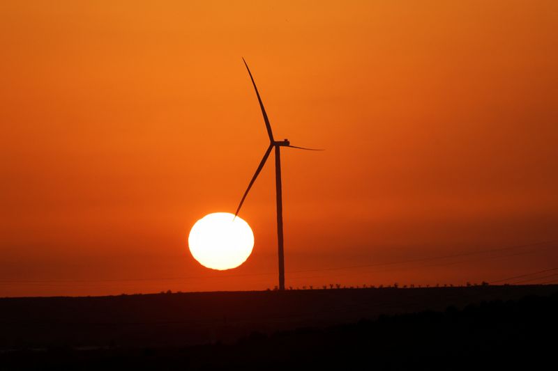 &copy; Reuters. FOTO DE ARCHIVO. El sol sale detrás de un aerogenerador, cerca de Zaragoza, Aragón, España. 7 de octubre de 2023. REUTERS/Vincent West